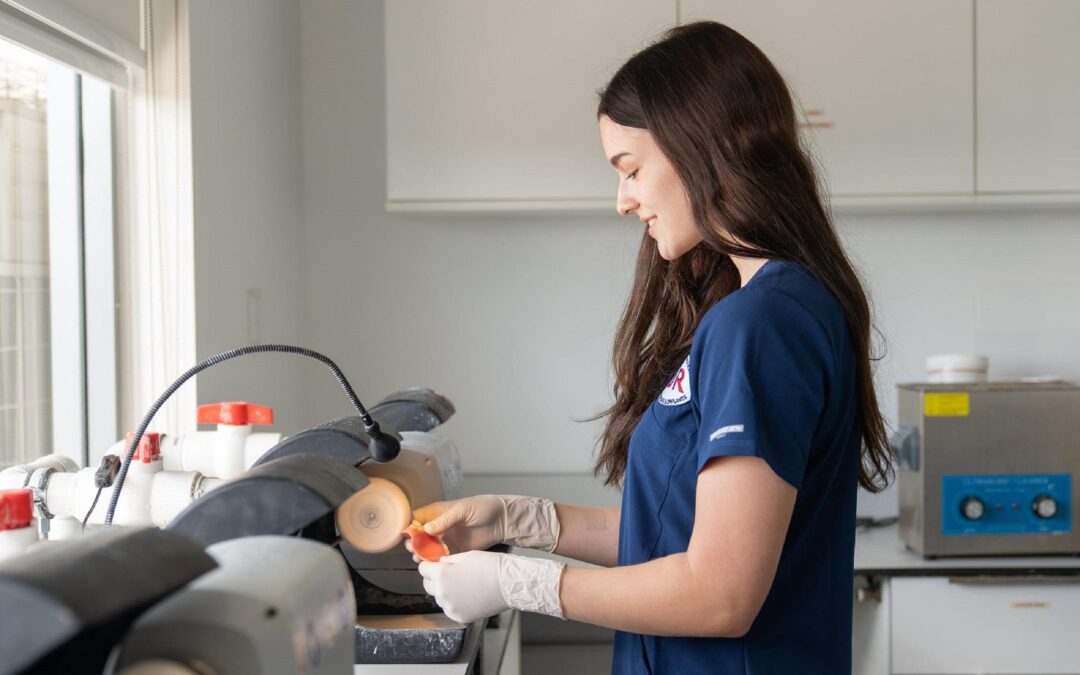 Trwałe protezy zębowe – jak o nie dbać, by służyły latami?